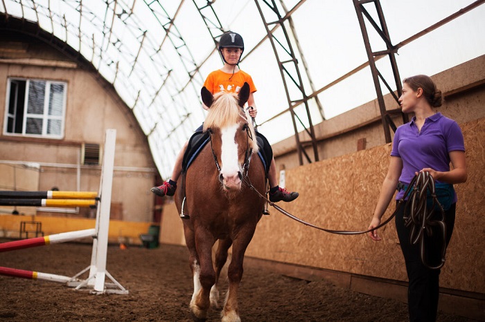 Women managing horses course in Iowa